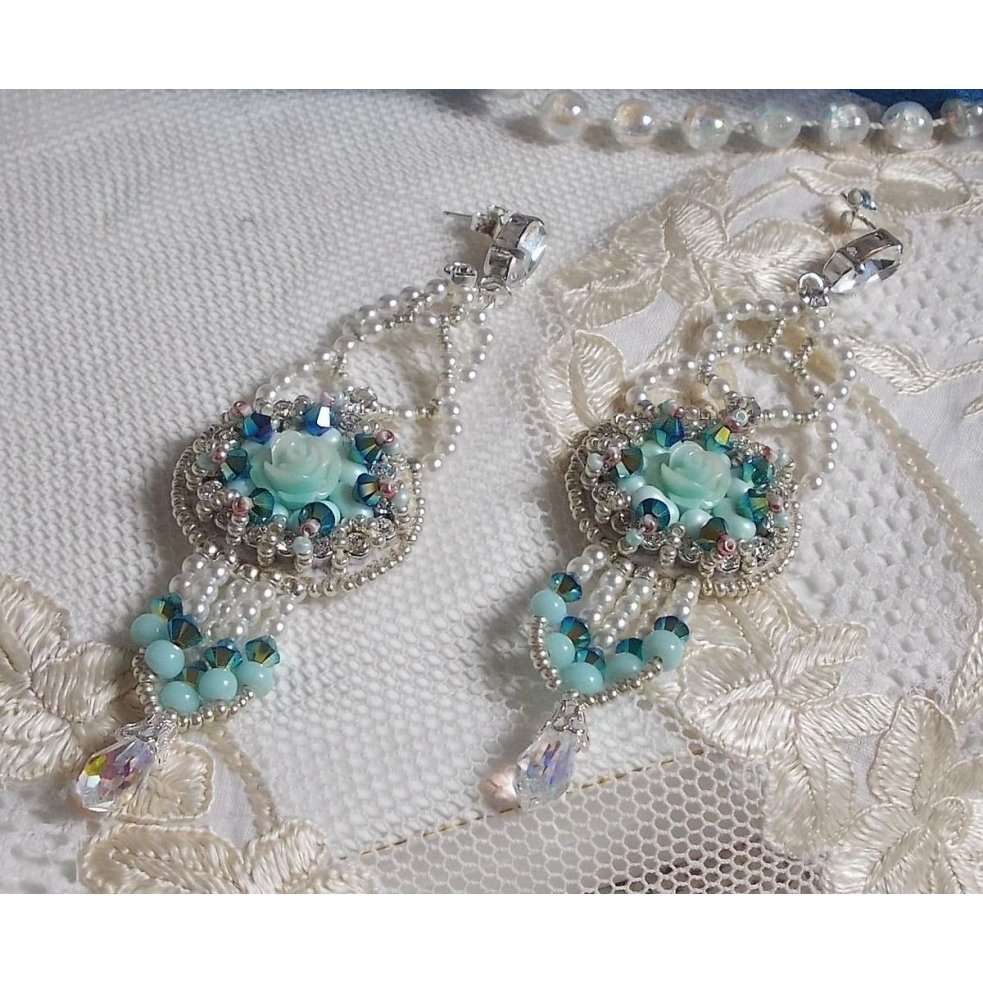 BO Blue Flowers Haute-Couture brodert med Swarovski-krystaller, Mint-fargede harpiks cabochoner, Miyuki seed perler og 925/1000 sølv nitter
