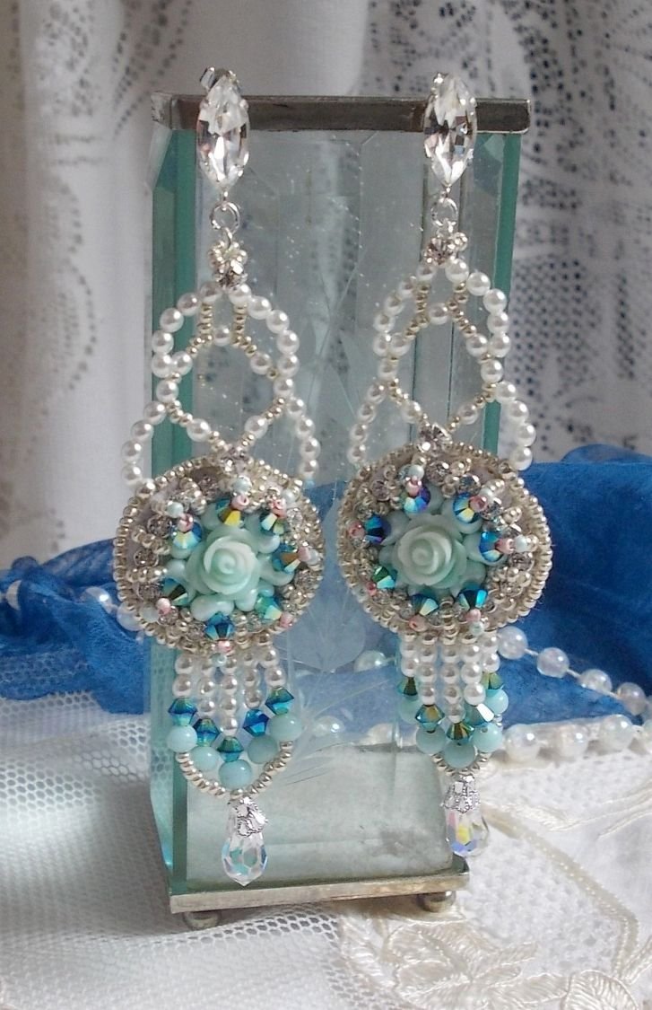 BO Blue Flowers Haute-Couture brodert med Swarovski-krystaller, Mint-fargede harpiks cabochoner, Miyuki seed perler og 925/1000 sølv nitter
