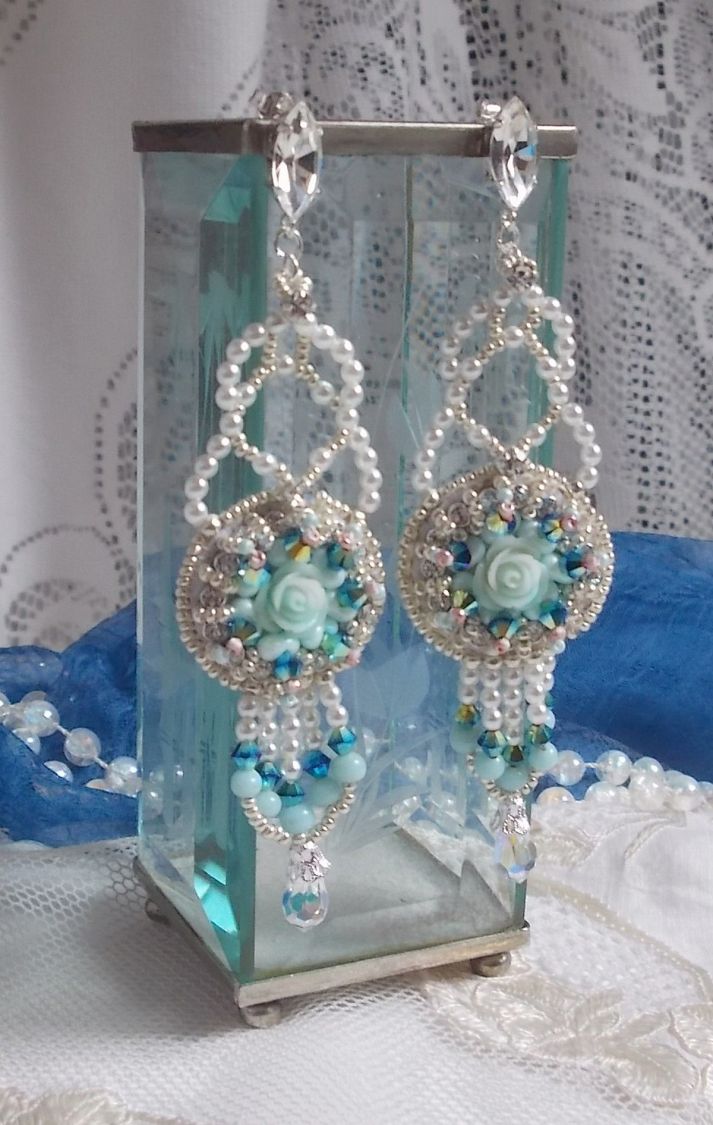 BO Blue Flowers Haute-Couture brodert med Swarovski-krystaller, Mint-fargede harpiks cabochoner, Miyuki seed perler og 925/1000 sølv nitter
