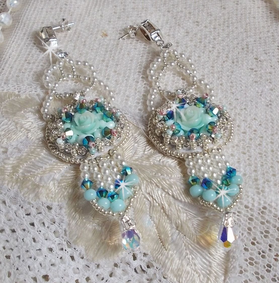 BO Blue Flowers Haute-Couture brodert med Swarovski-krystaller, Mint-fargede harpiks cabochoner, Miyuki seed perler og 925/1000 sølv nitter