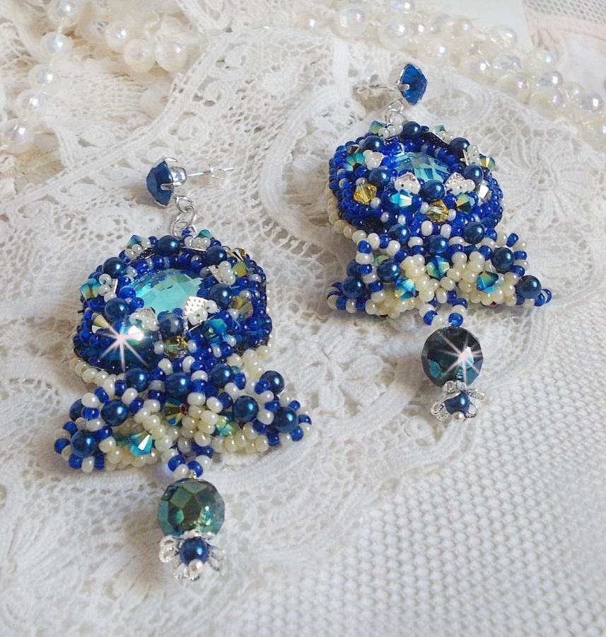 BO Blue Palace Haute-Couture brodert med Swarovski-krystaller, perleperler, filigranstempler og 925/1000 sølv cabochonholdere.