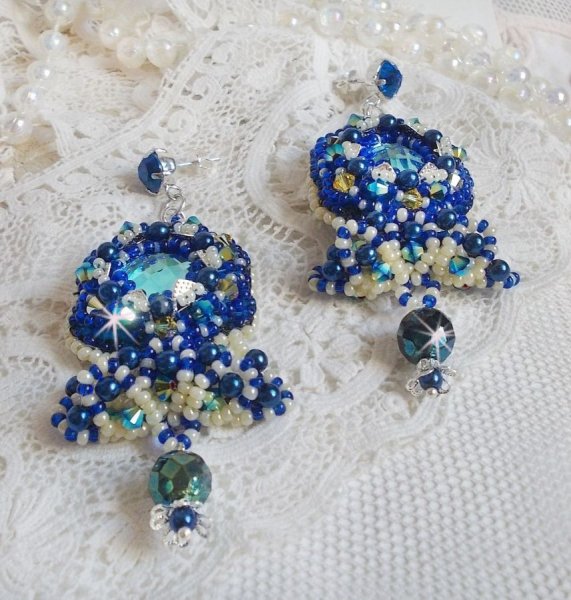BO Blue Palace Haute-Couture brodert med Swarovski-krystaller, perleperler, filigranstempler og 925/1000 s&oslash;lv cabochonholdere.