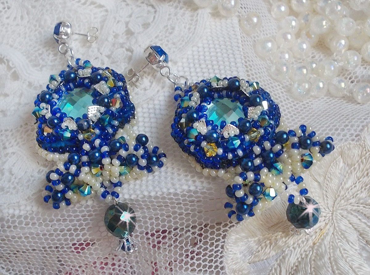 BO Blue Palace Haute-Couture brodert med Swarovski-krystaller, perleperler, filigranstempler og 925/1000 sølv cabochonholdere.