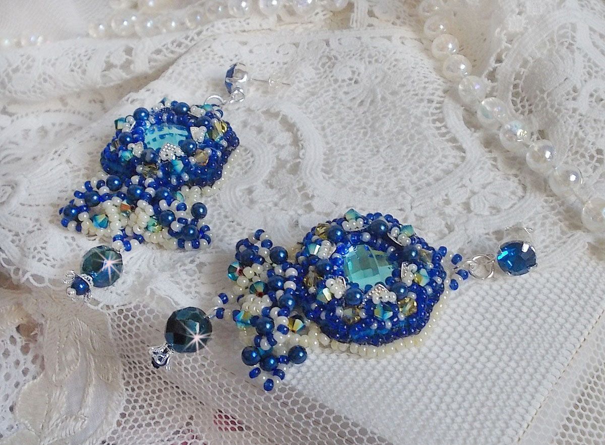 BO Blue Palace Haute-Couture brodert med Swarovski-krystaller, perleperler, filigranstempler og 925/1000 sølv cabochonholdere.
