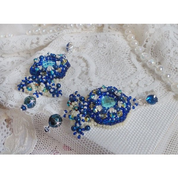 BO Blue Palace Haute-Couture brodert med Swarovski-krystaller, perleperler, filigranstempler og 925/1000 s&oslash;lv cabochonholdere.