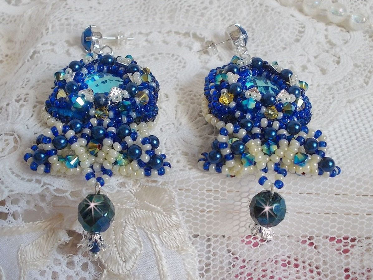 BO Blue Palace Haute-Couture brodert med Swarovski-krystaller, perleperler, filigranstempler og 925/1000 sølv cabochonholdere.