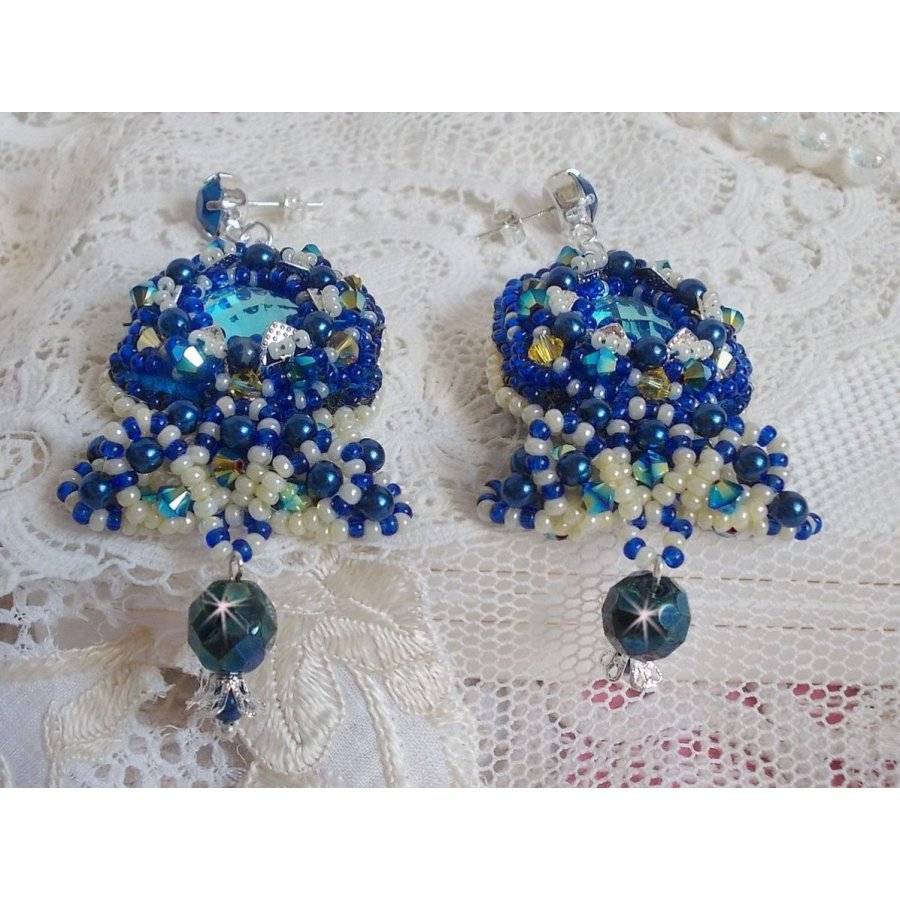 BO Blue Palace Haute-Couture brodert med Swarovski-krystaller, perleperler, filigranstempler og 925/1000 sølv cabochonholdere.