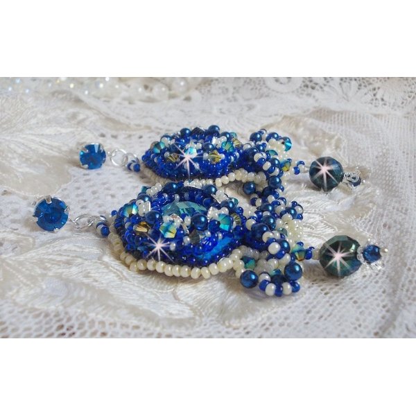 BO Blue Palace Haute-Couture brodert med Swarovski-krystaller, perleperler, filigranstempler og 925/1000 sølv cabochonholdere.