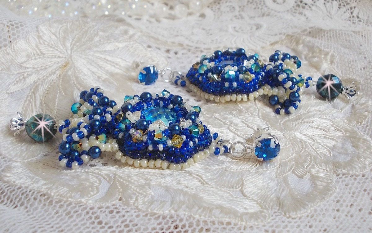 BO Blue Palace Haute-Couture brodert med Swarovski-krystaller, perleperler, filigranstempler og 925/1000 sølv cabochonholdere.