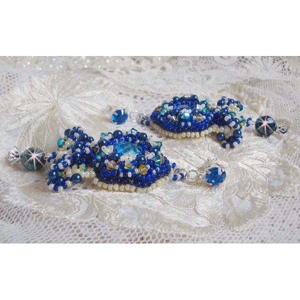 BO Blue Palace Haute-Couture brodert med Swarovski-krystaller, perleperler, filigranstempler og 925/1000 sølv cabochonholdere.