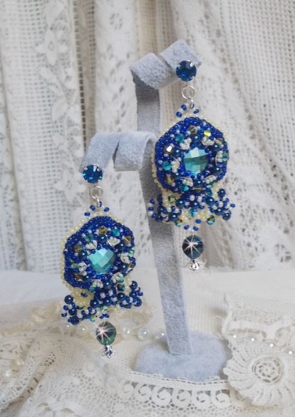 BO Blue Palace Haute-Couture brodert med Swarovski-krystaller, perleperler, filigranstempler og 925/1000 s&oslash;lv cabochonholdere.