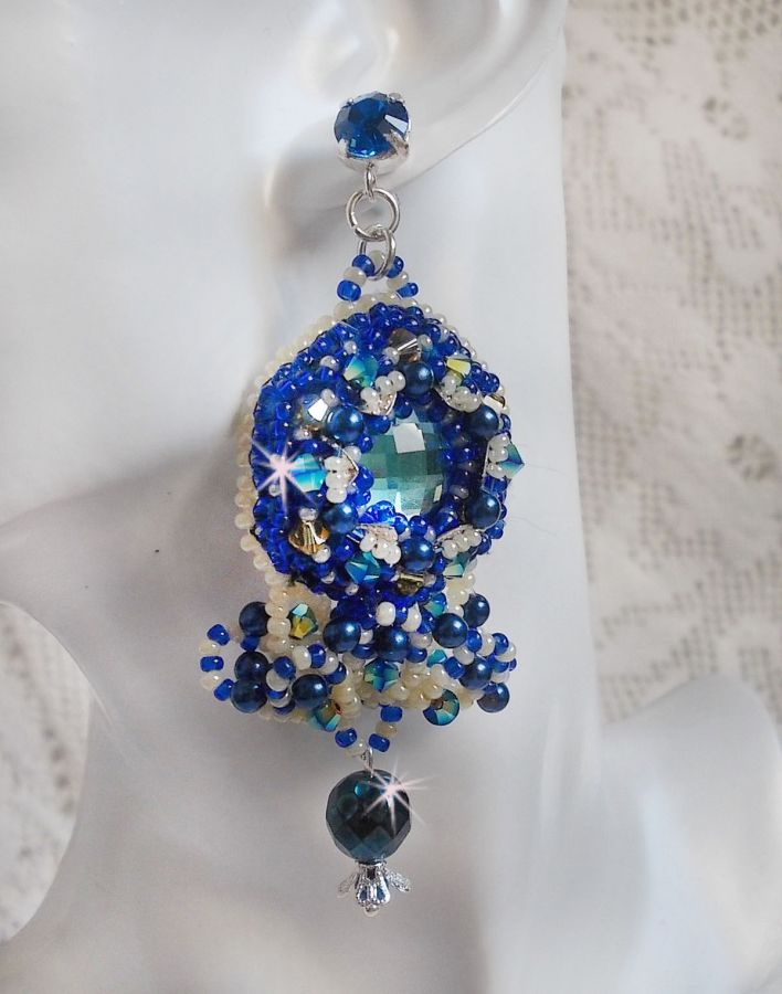 BO Blue Palace Haute-Couture brodert med Swarovski-krystaller, perleperler, filigranstempler og 925/1000 sølv cabochonholdere.