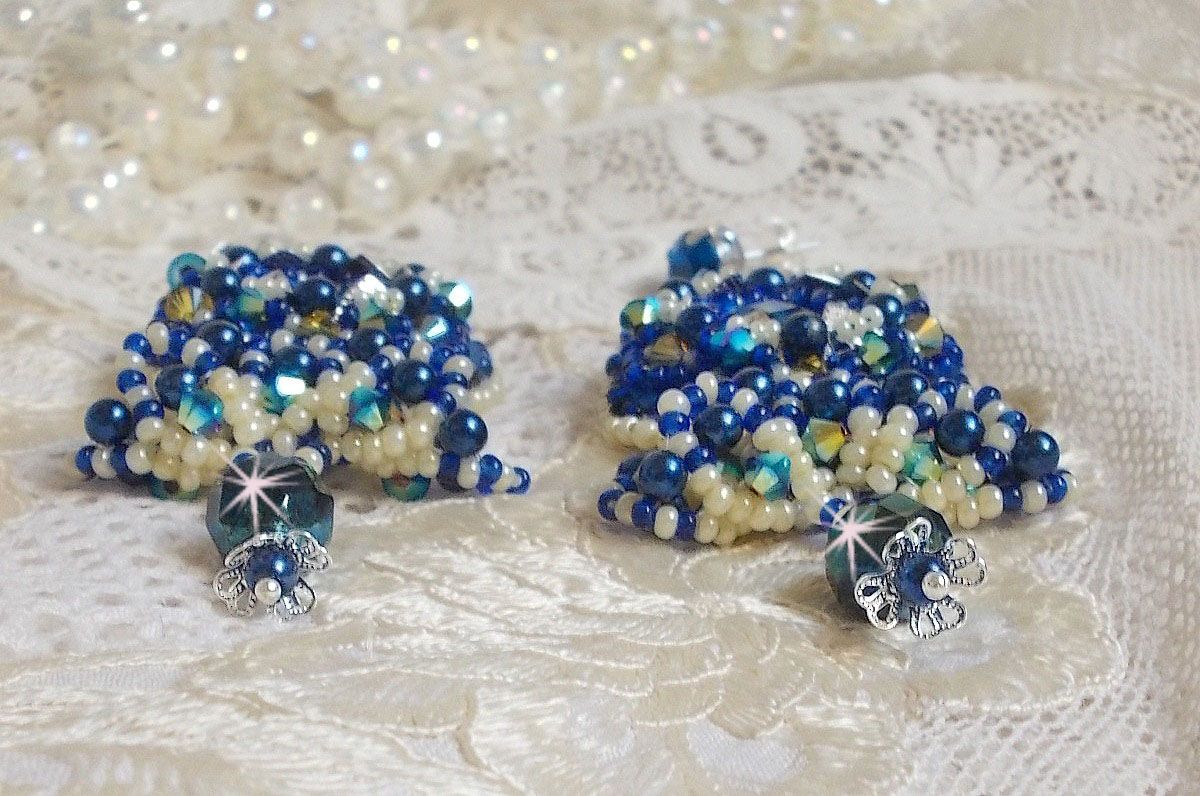 BO Blue Palace Haute-Couture brodert med Swarovski-krystaller, perleperler, filigranstempler og 925/1000 sølv cabochonholdere.