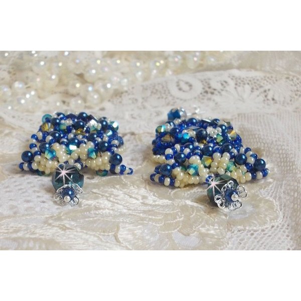 BO Blue Palace Haute-Couture brodert med Swarovski-krystaller, perleperler, filigranstempler og 925/1000 sølv cabochonholdere.