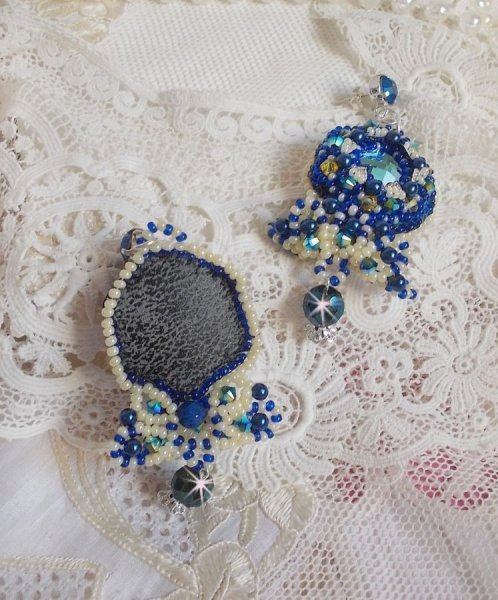 BO Blue Palace Haute-Couture brodert med Swarovski-krystaller, perleperler, filigranstempler og 925/1000 s&oslash;lv cabochonholdere.