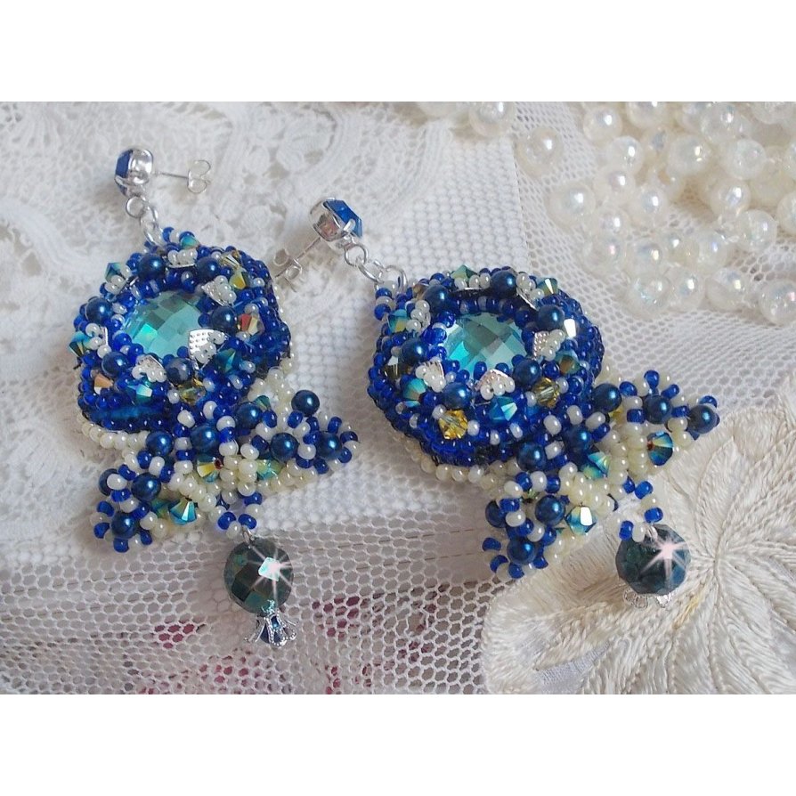 BO Blue Palace Haute-Couture brodert med Swarovski-krystaller, perleperler, filigranstempler og 925/1000 sølv cabochonholdere.
