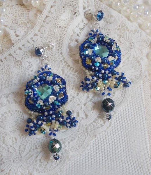 BO Blue Palace Haute-Couture brodert med Swarovski-krystaller, perleperler, filigranstempler og 925/1000 s&oslash;lv cabochonholdere.