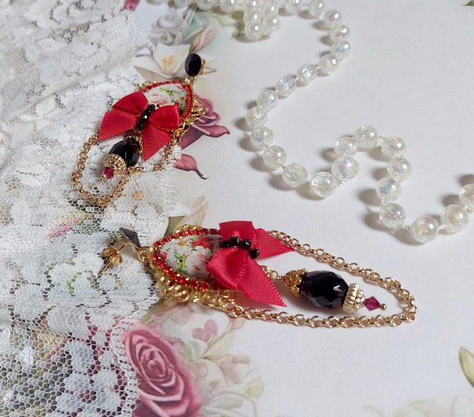 BO Bonheur mont&eacute;es avec cabochons poires, n&oelig;ud satin, cha&icirc;ne strass, gouttes et cristal Swarovski