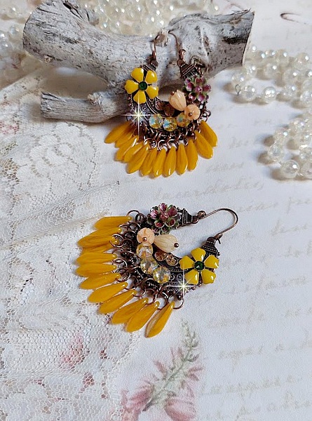 BO Bouquet Exotique mont&eacute;es avec dagues en verre, fleurs &eacute;poxy, fleurs en r&eacute;sine peintes &agrave; la main, cabochons en cristal et boucles estampes demi-lune