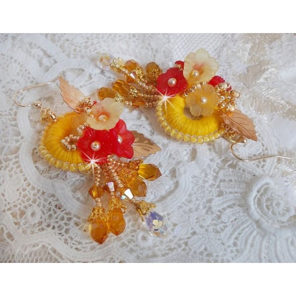 Sm&oslash;rblomst BO brodert med Swarovski-krystaller og gul/oransje DMC-bomull