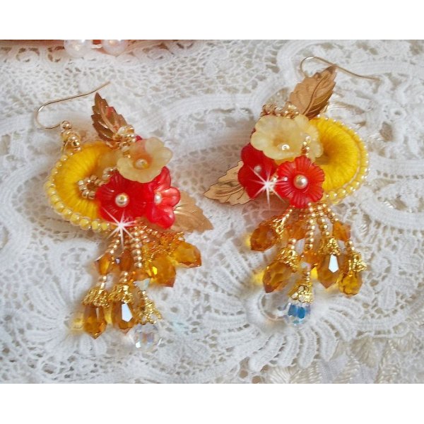 Sm&oslash;rblomst BO brodert med Swarovski-krystaller og gul/oransje DMC-bomull