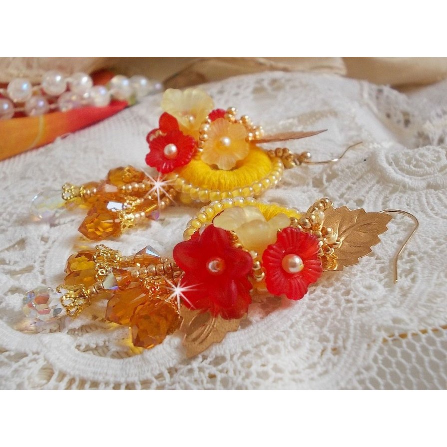Smørblomst BO brodert med Swarovski-krystaller og gul/oransje DMC-bomull