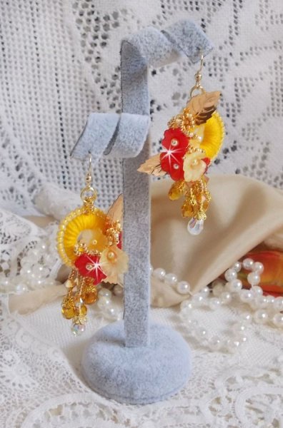 Sm&oslash;rblomst BO brodert med Swarovski-krystaller og gul/oransje DMC-bomull