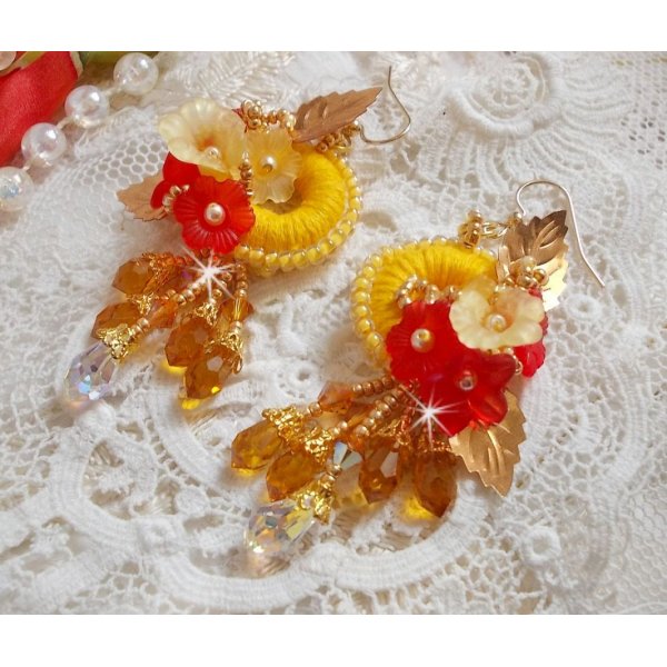 Sm&oslash;rblomst BO brodert med Swarovski-krystaller og gul/oransje DMC-bomull