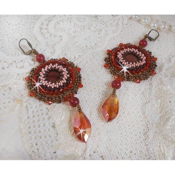 BO Topaz brodert med mahogny perleskiver, glatte runde perler, Swarovski-krystaller og fr&oslash;perler