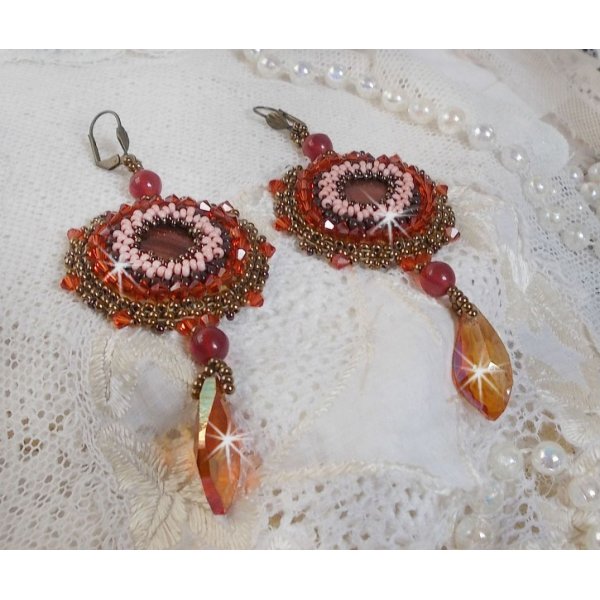 BO Topaz brodert med mahogny perleskiver, glatte runde perler, Swarovski-krystaller og fr&oslash;perler