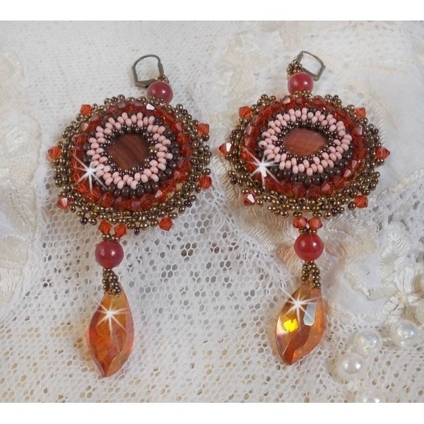 BO Topaz brodert med mahogny perleskiver, glatte runde perler, Swarovski-krystaller og fr&oslash;perler