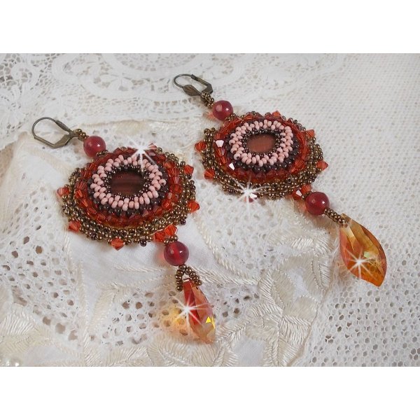 BO Topaz brodert med mahogny perleskiver, glatte runde perler, Swarovski-krystaller og fr&oslash;perler