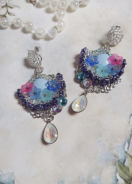 BO Cara&iuml;bes mont&eacute;es avec fleurs, strass, estampes, calottes, perles cristal Swarovski et clous d&rsquo;oreilles 