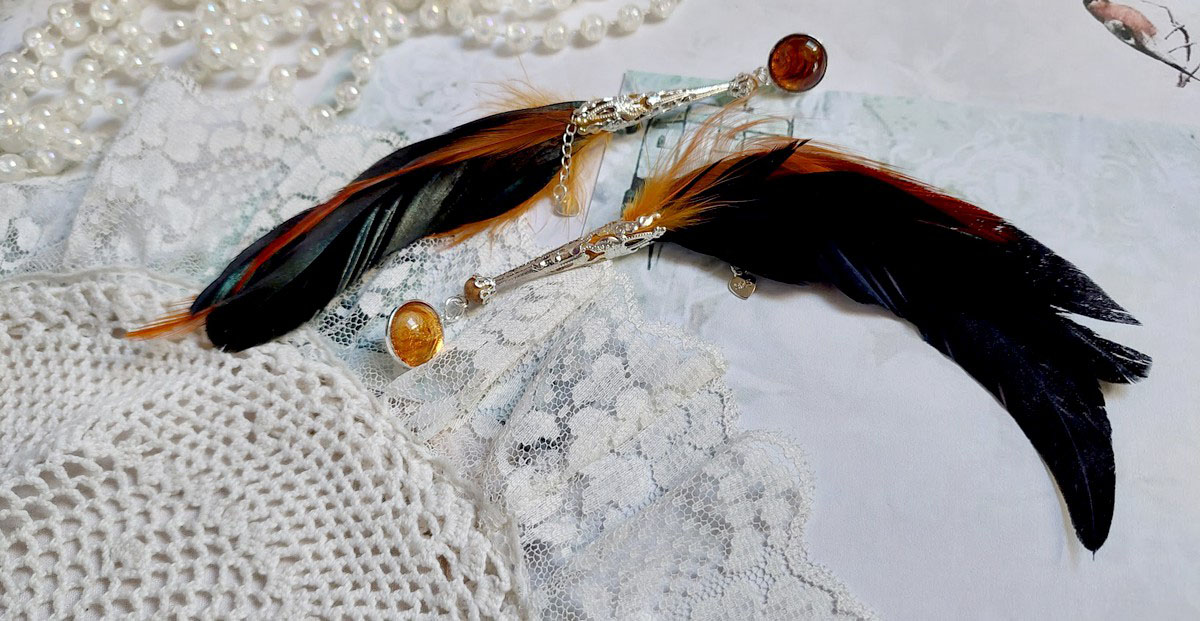 BO Chant du Coq avec des plumes de Coq et Cygne, chaîne argent, cabochons résine et clous en laiton