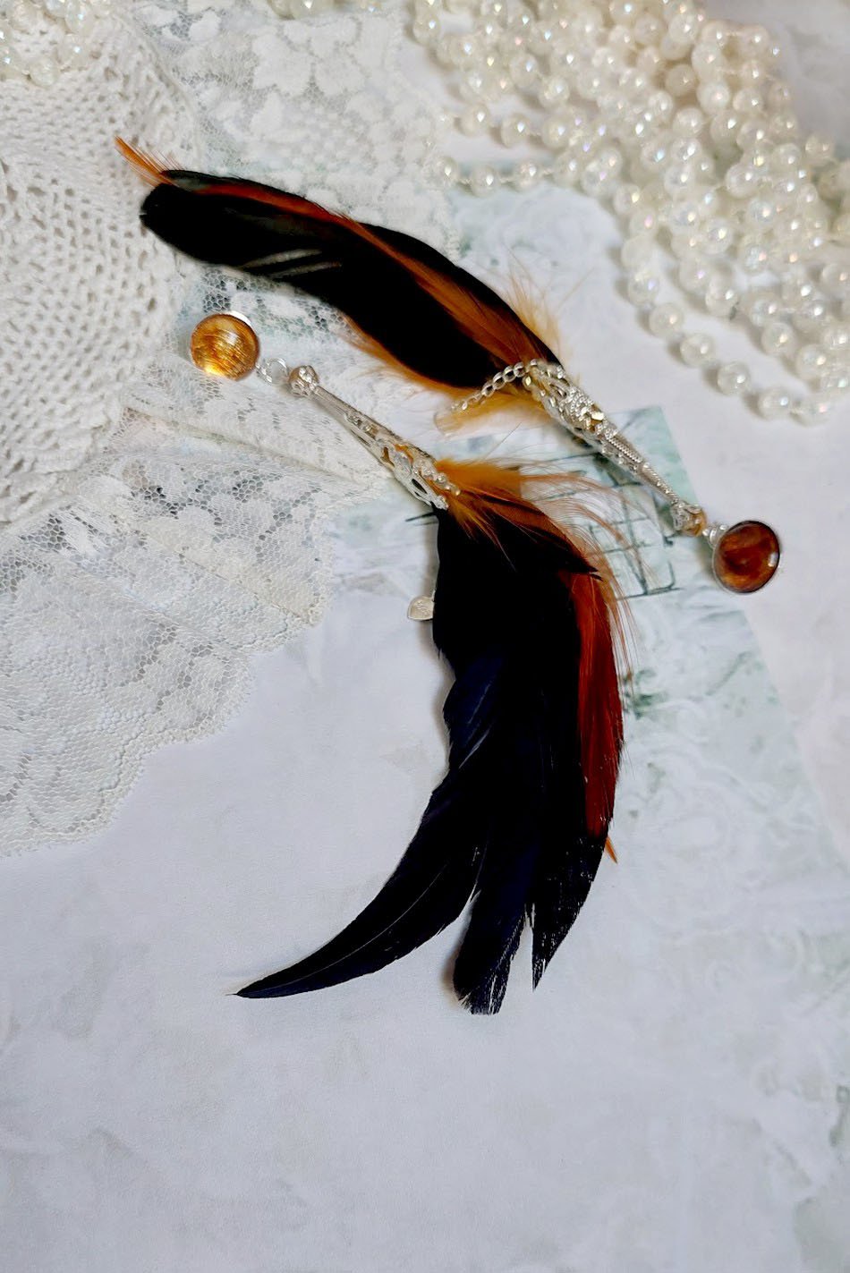 BO Chant du Coq avec des plumes de Coq et Cygne, chaîne argent, cabochons résine et clous en laiton