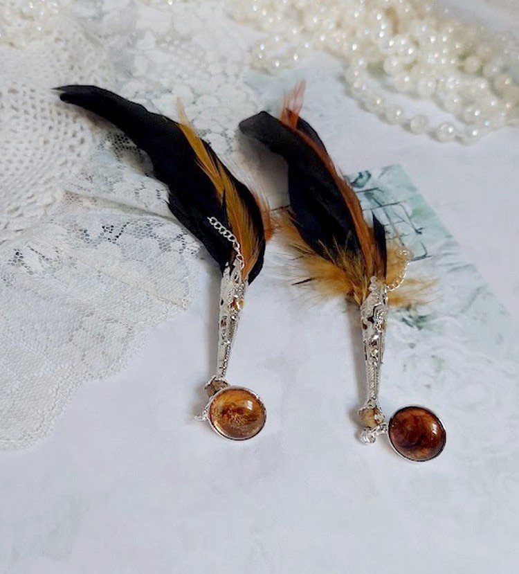 BO Chant du Coq avec des plumes de Coq et Cygne, chaîne argent, cabochons résine et clous en laiton