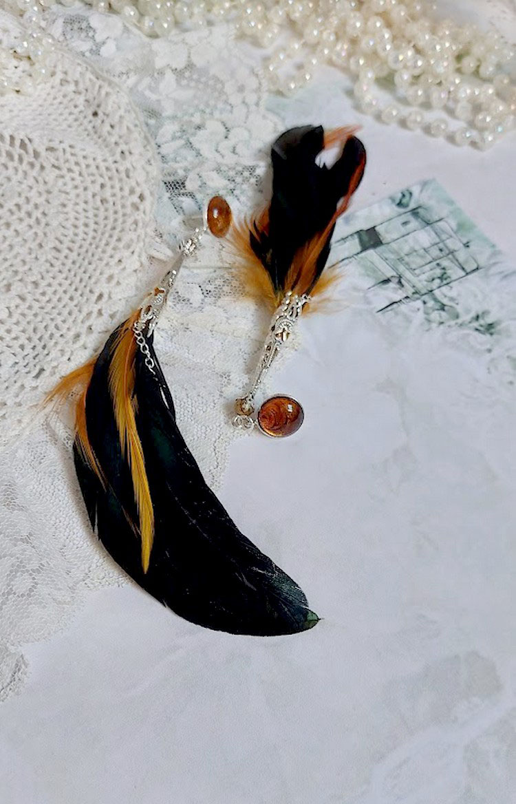 BO Chant du Coq avec des plumes de Coq et Cygne, chaîne argent, cabochons résine et clous en laiton