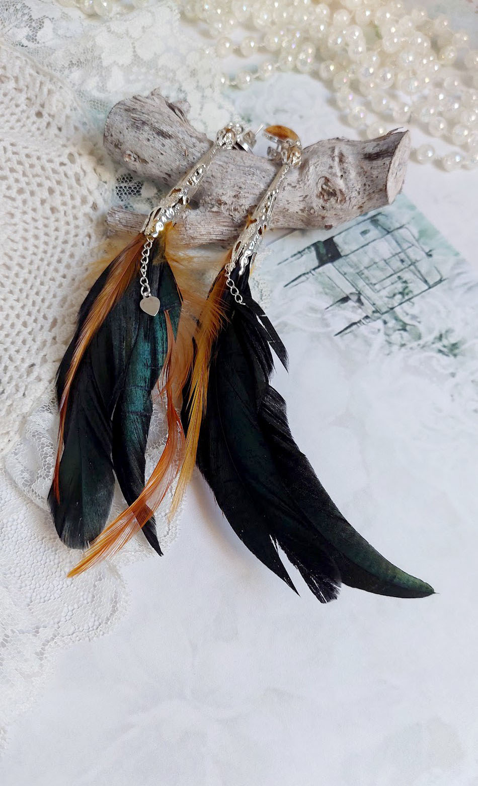 BO Chant du Coq avec des plumes de Coq et Cygne, chaîne argent, cabochons résine et clous en laiton