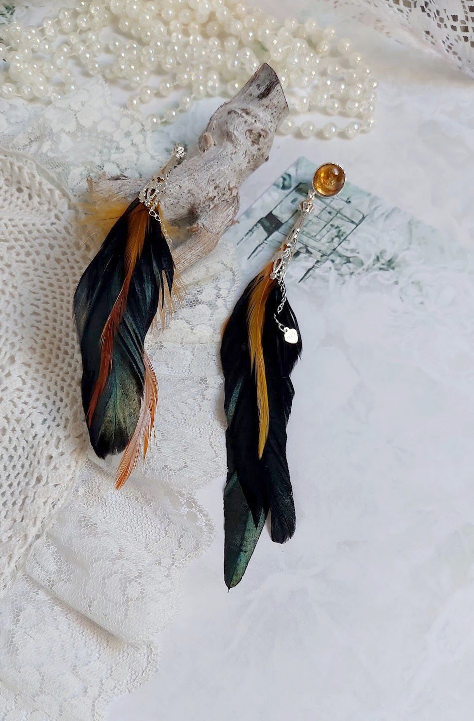 BO Chant du Coq avec des plumes de Coq et Cygne, chaîne argent, cabochons résine et clous en laiton