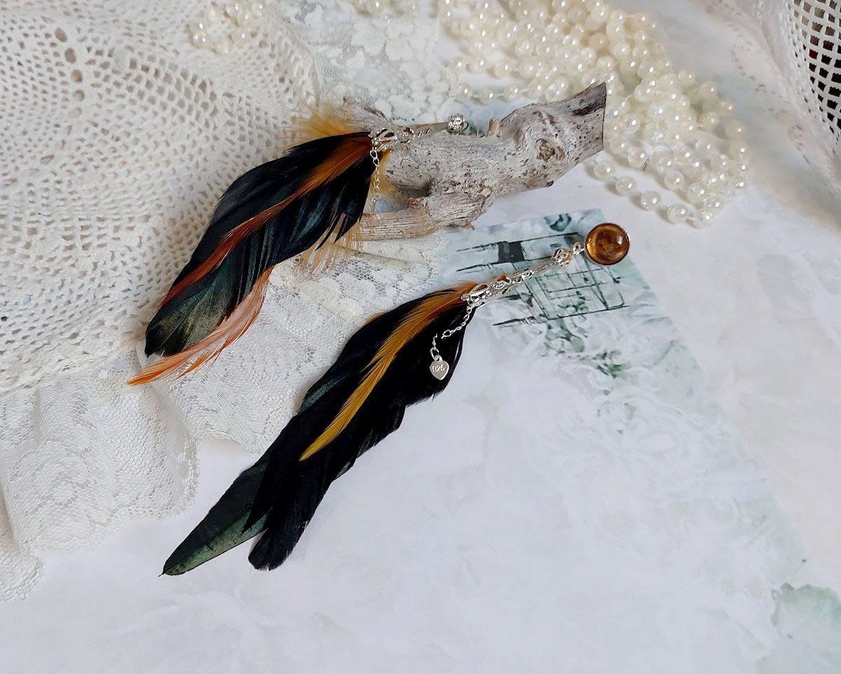 BO Chant du Coq avec des plumes de Coq et Cygne, chaîne argent, cabochons résine et clous en laiton