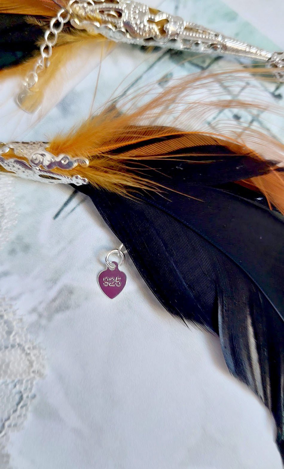 BO Chant du Coq avec des plumes de Coq et Cygne, chaîne argent, cabochons résine et clous en laiton