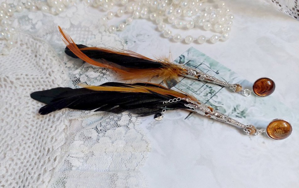 BO Chant du Coq avec des plumes de Coq et Cygne, chaîne argent, cabochons résine et clous en laiton
