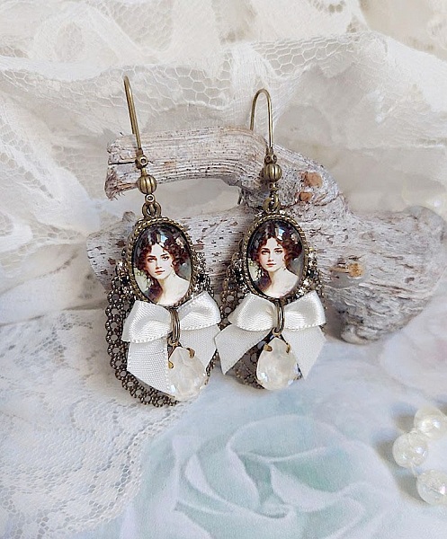 BO Charme Shabby Chic cr&eacute;&eacute;es avec perles Cristal Swarovski, cabochons loupes, strass, crochets laitons