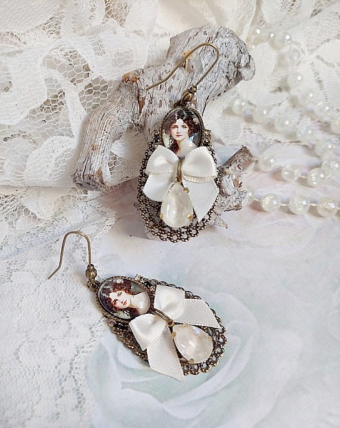 BO Charme Shabby Chic cr&eacute;&eacute;es avec perles Cristal Swarovski, cabochons loupes, strass, crochets laitons