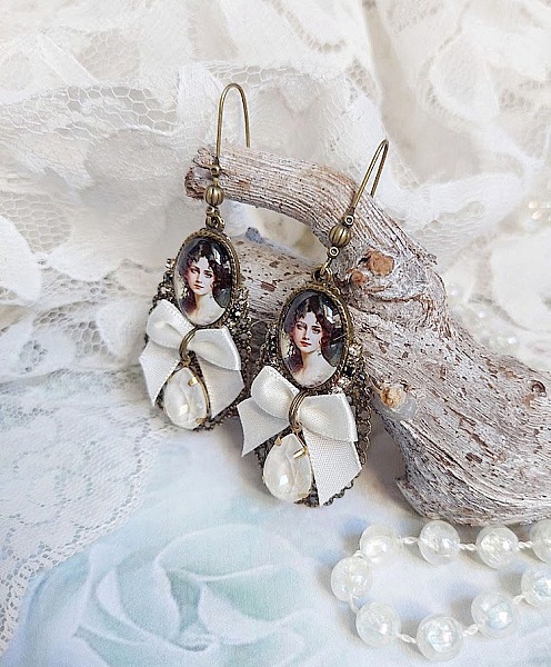 BO Charme Shabby Chic cr&eacute;&eacute;es avec perles Cristal Swarovski, cabochons loupes, strass, crochets laitons