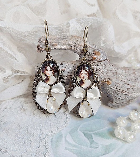 BO Charme Shabby Chic cr&eacute;&eacute;es avec perles Cristal Swarovski, cabochons loupes, strass, crochets laitons