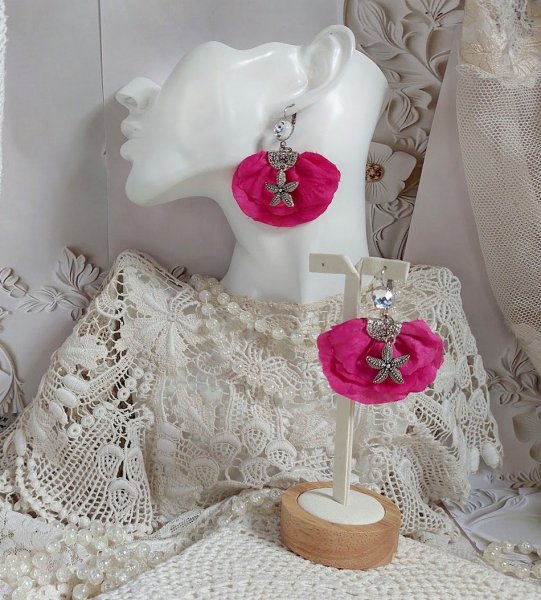 BO Charming Fuchsia cr&eacute;&eacute;es avec perles Swarovski, p&eacute;tales de roses en tissu et dormeuses laitons