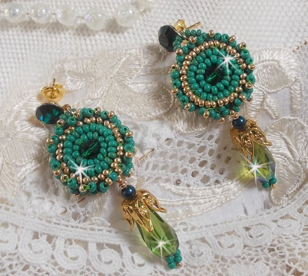 BO Charnelle brodert med runde perler og Swarovski cabochoner, fasetterte dråper og frøperler