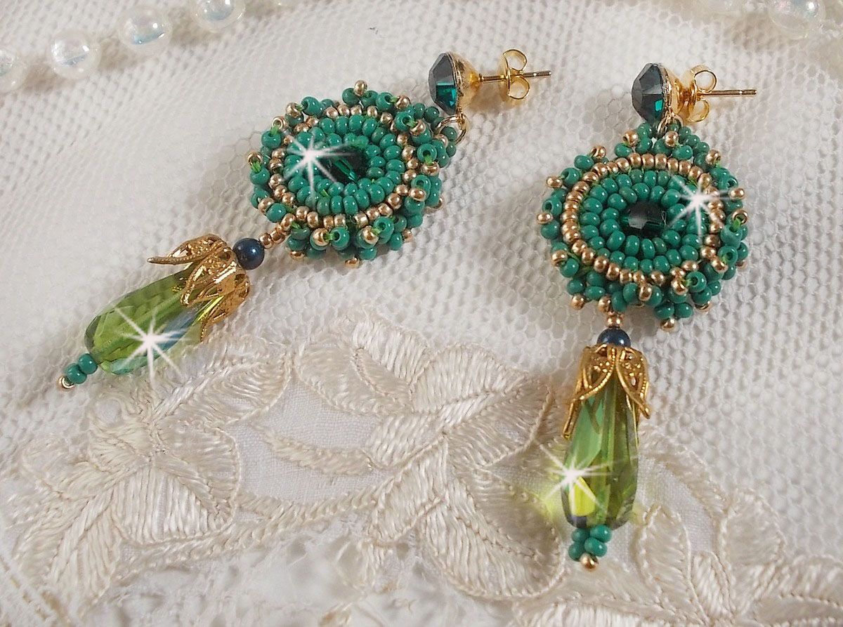 BO Charnelle brodert med runde perler og Swarovski cabochoner, fasetterte dråper og frøperler