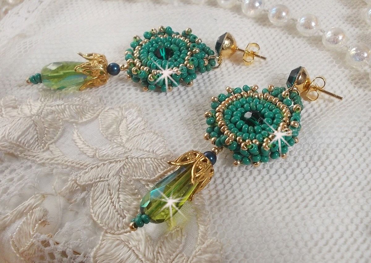 BO Charnelle brodert med runde perler og Swarovski cabochoner, fasetterte dråper og frøperler
